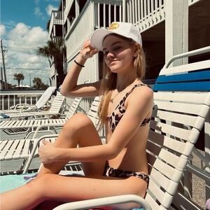 Meet your Posher, Alexia